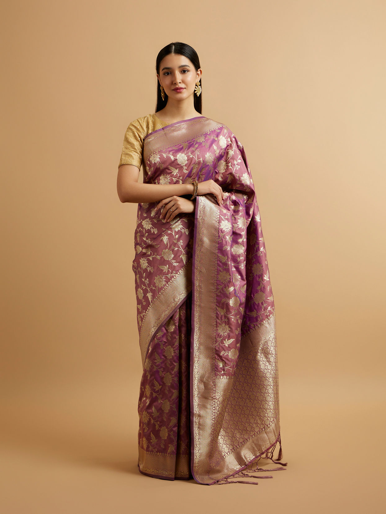 alt message - Mohey Women Purple Bel Buti Patterned Saree image number 0