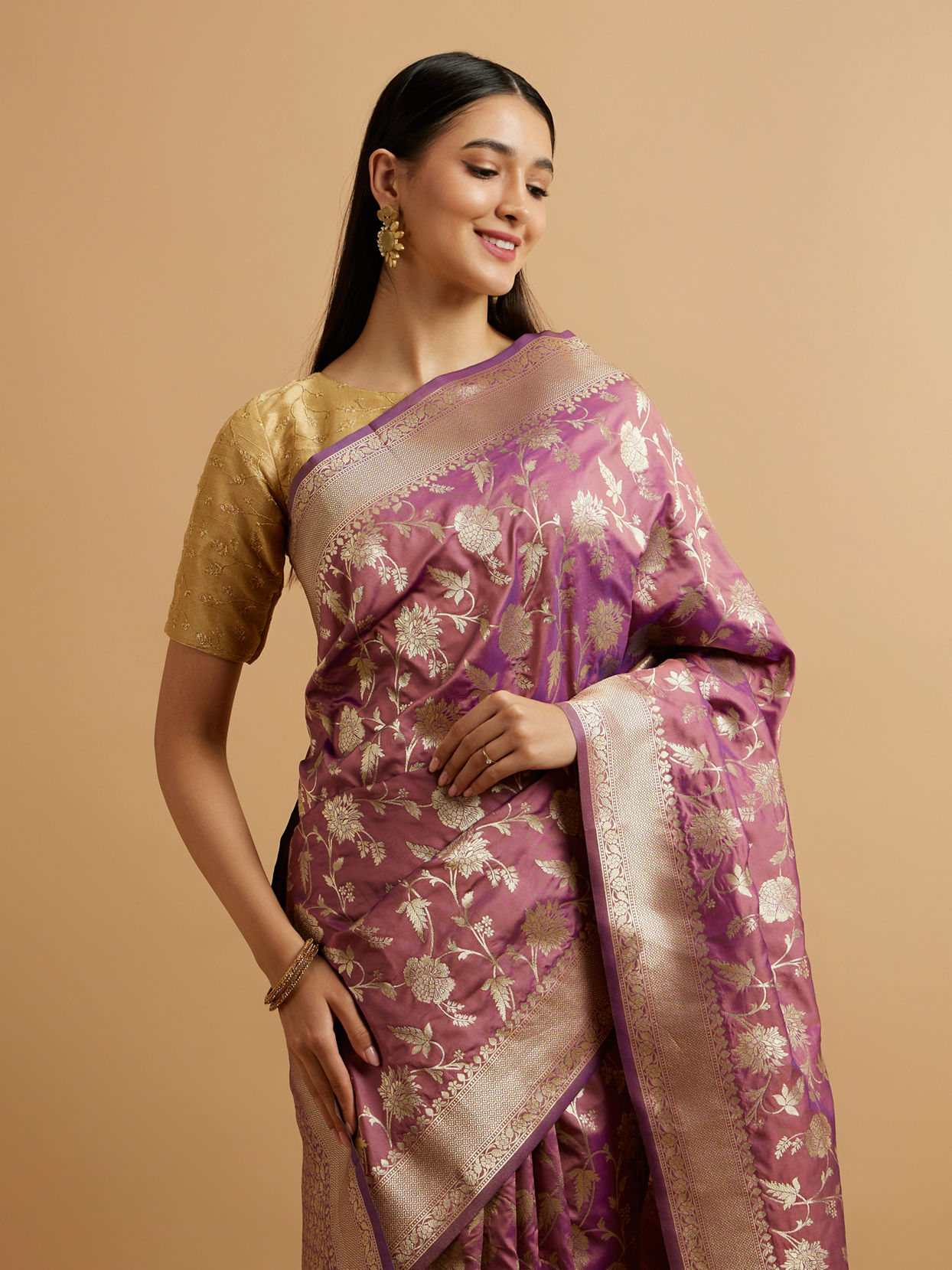 alt message - Mohey Women Purple Bel Buti Patterned Saree image number 1