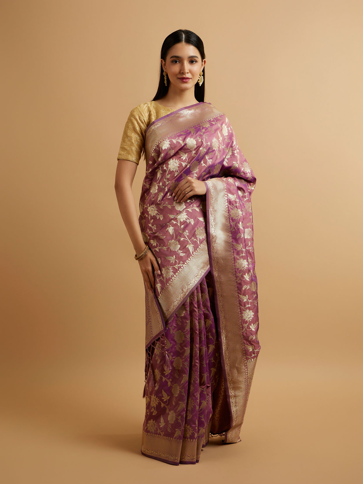 alt message - Mohey Women Purple Bel Buti Patterned Saree image number 2