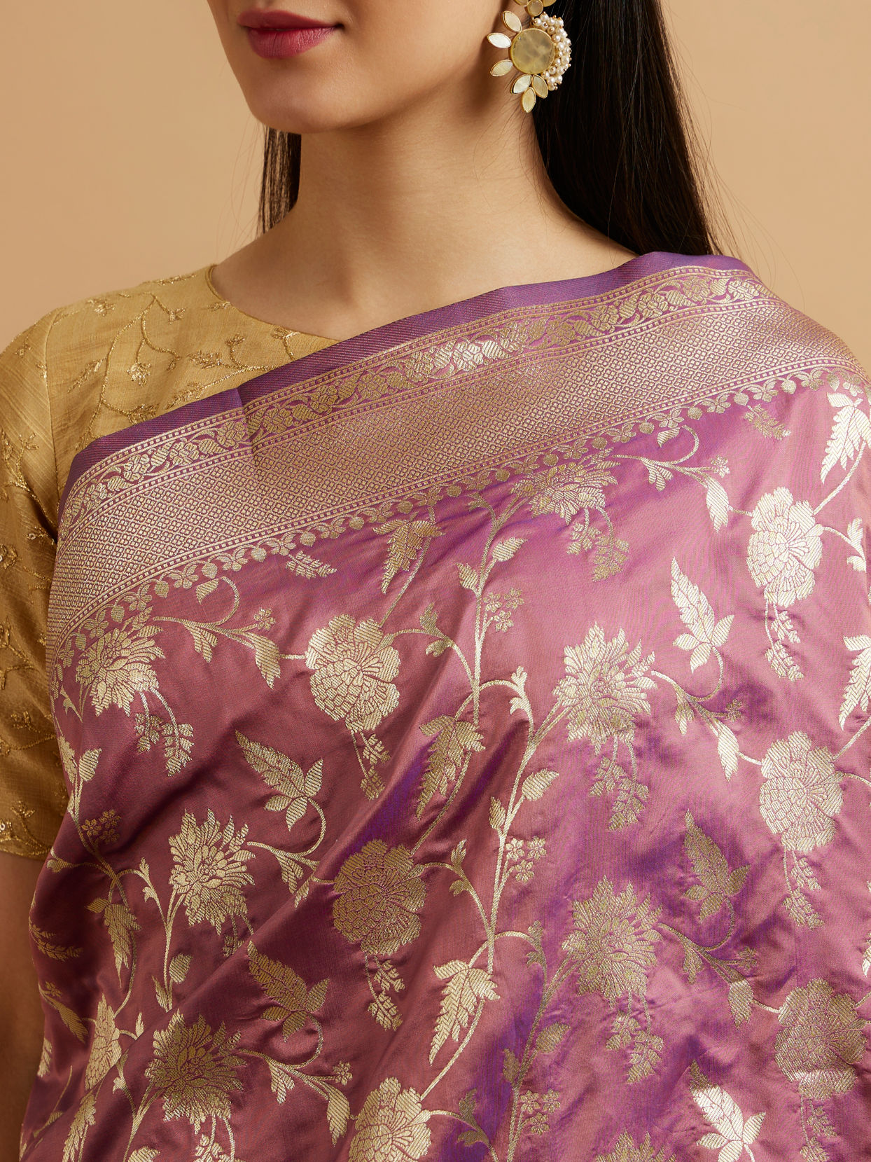 alt message - Mohey Women Purple Bel Buti Patterned Saree image number 3