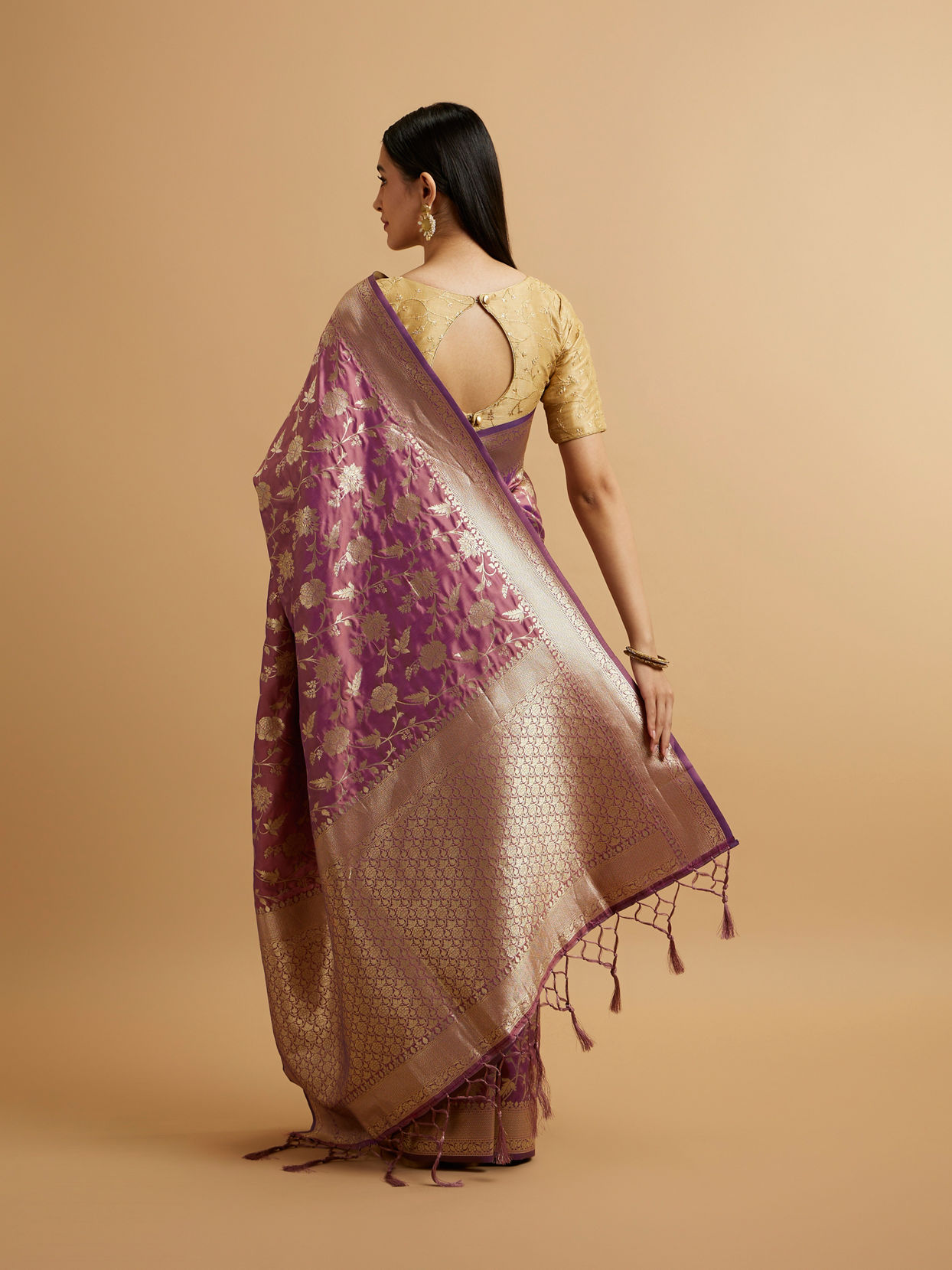 alt message - Mohey Women Purple Bel Buti Patterned Saree image number 4