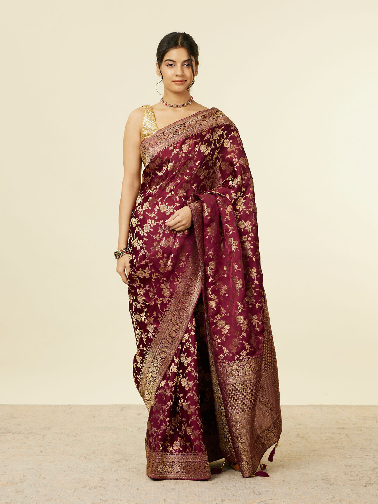 alt message - Mohey Women Classic Wine Bel Buti Patterned Saree image number 0