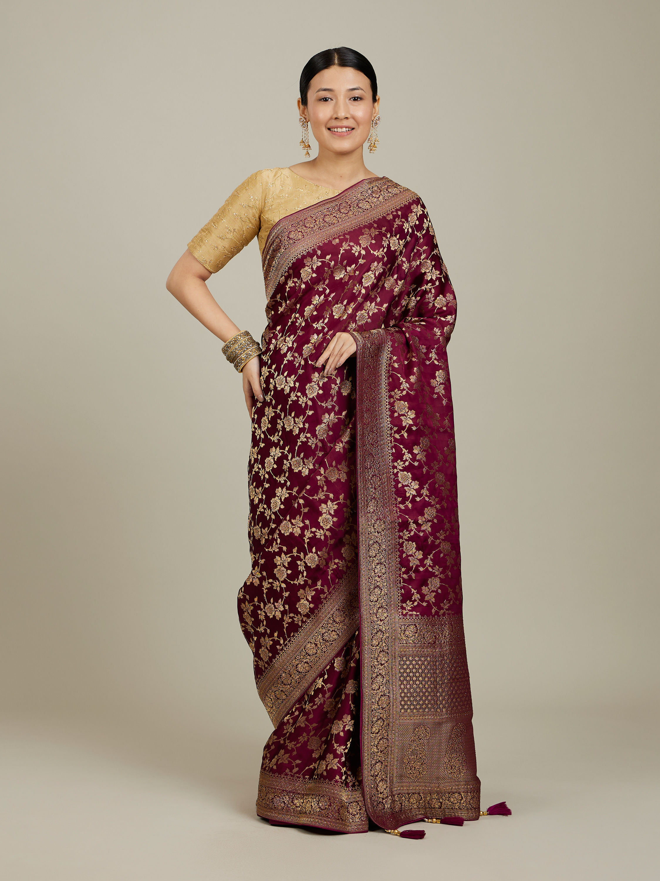 Mohey Women Classic Wine Bel Buti Patterned Saree