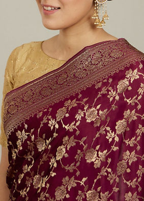 Mohey Women Classic Wine Bel Buti Patterned Saree image number 3