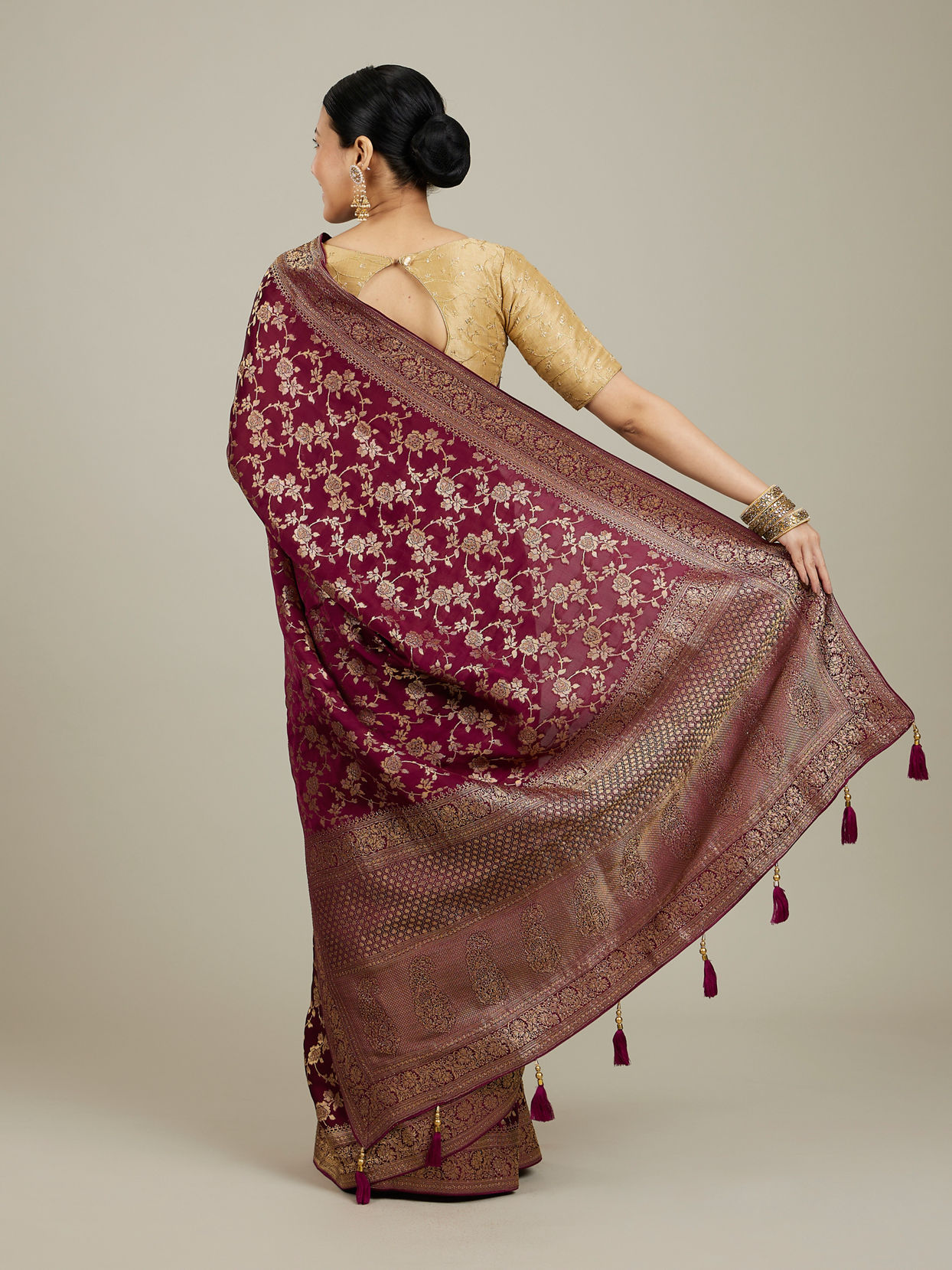 Mohey Women Classic Wine Bel Buti Patterned Saree image number 4