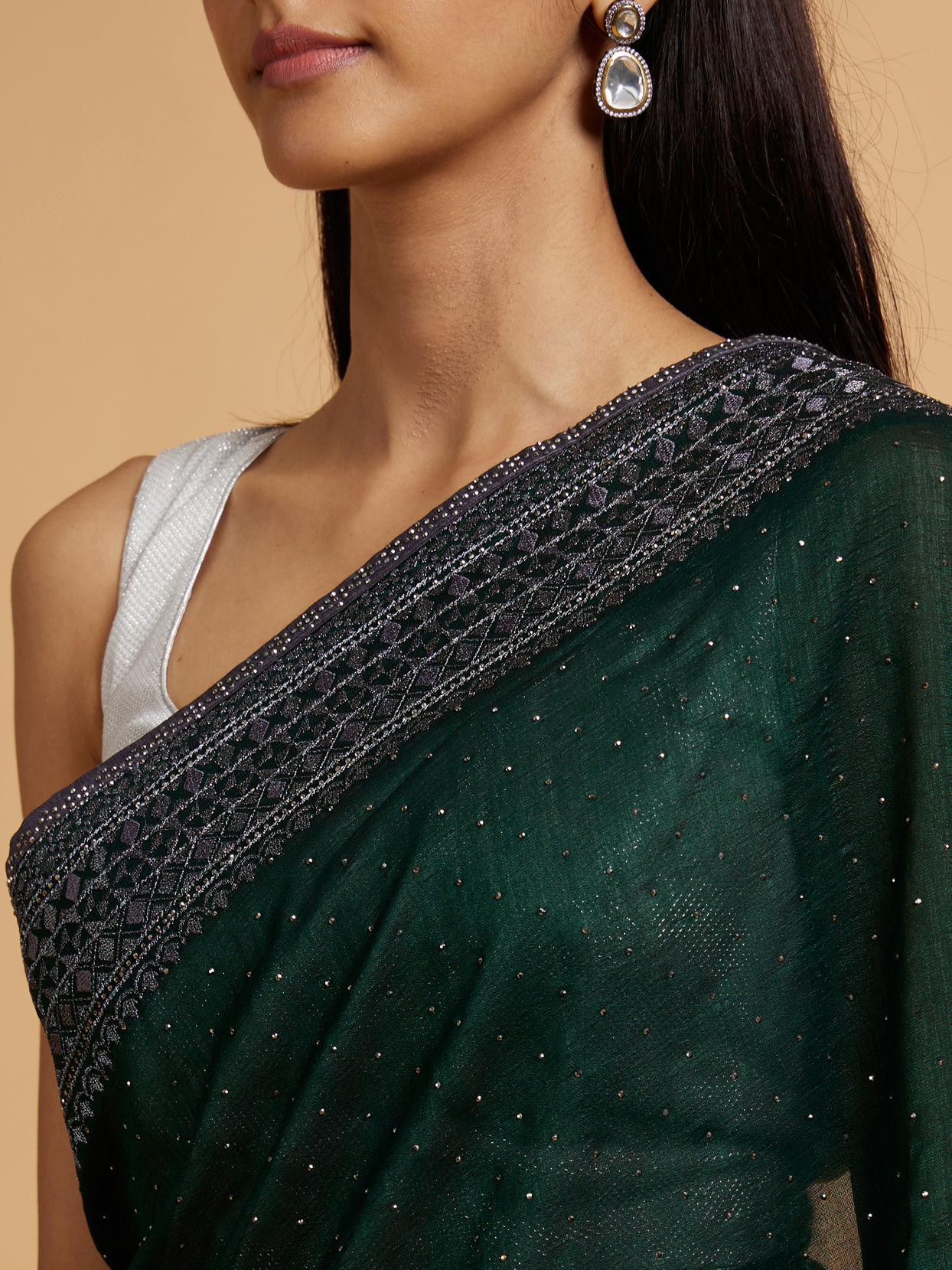 alt message - Mohey Women Bottle Green Wave Patterned Saree with Rhinestones image number 3