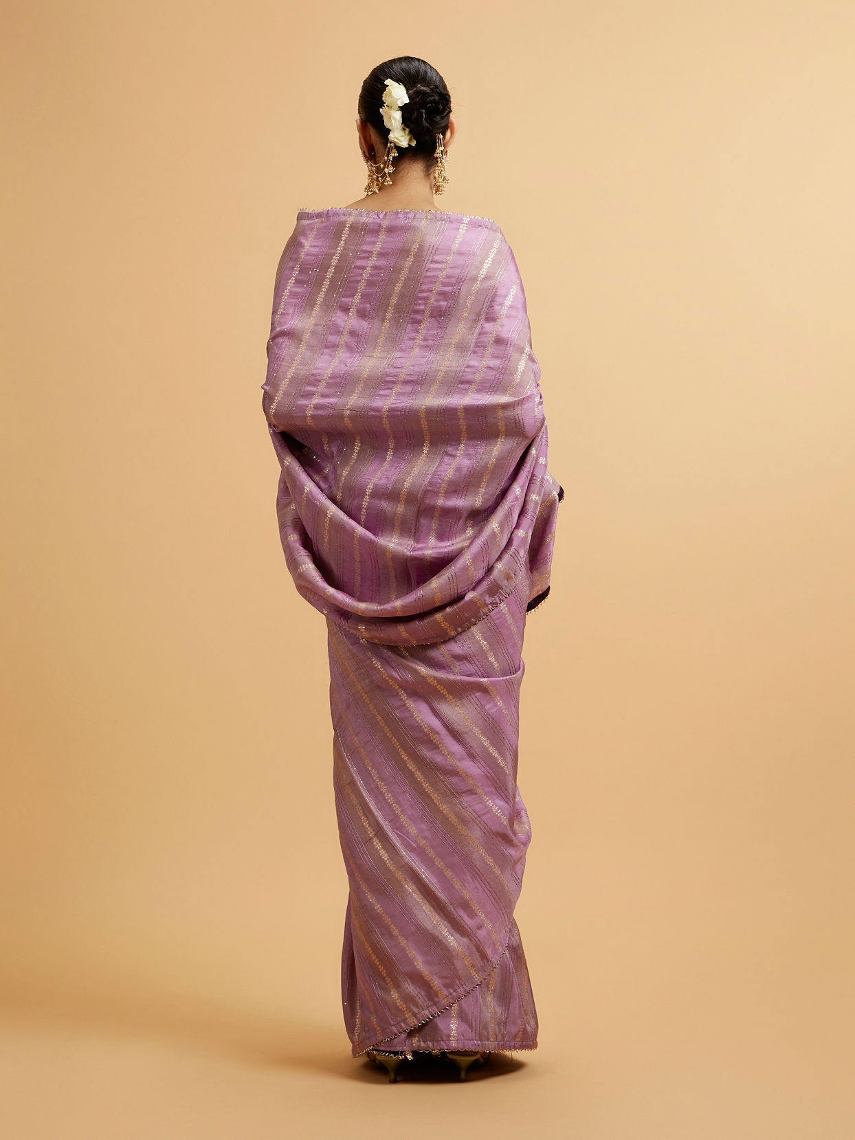 alt message - Mohey Women Purple Linear Embroidered Saree with Sequin Work image number 4