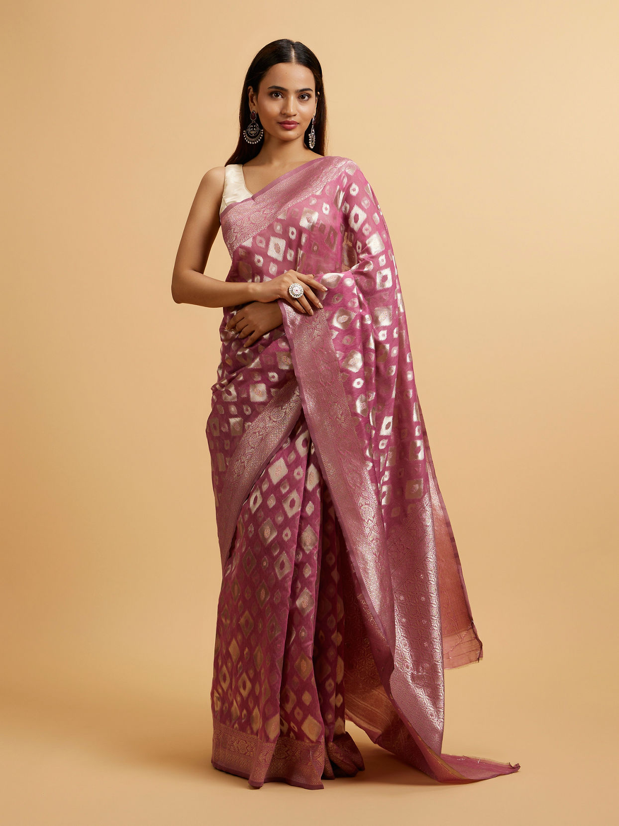 alt message - Mohey Women Purple Ikat Diamond Patterned Saree image number 0