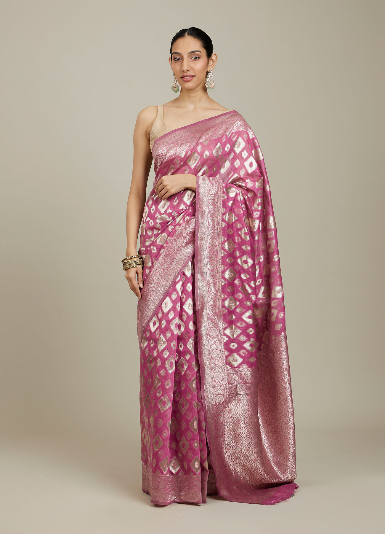 Mohey Women Purple Ikat Diamond Patterned Saree