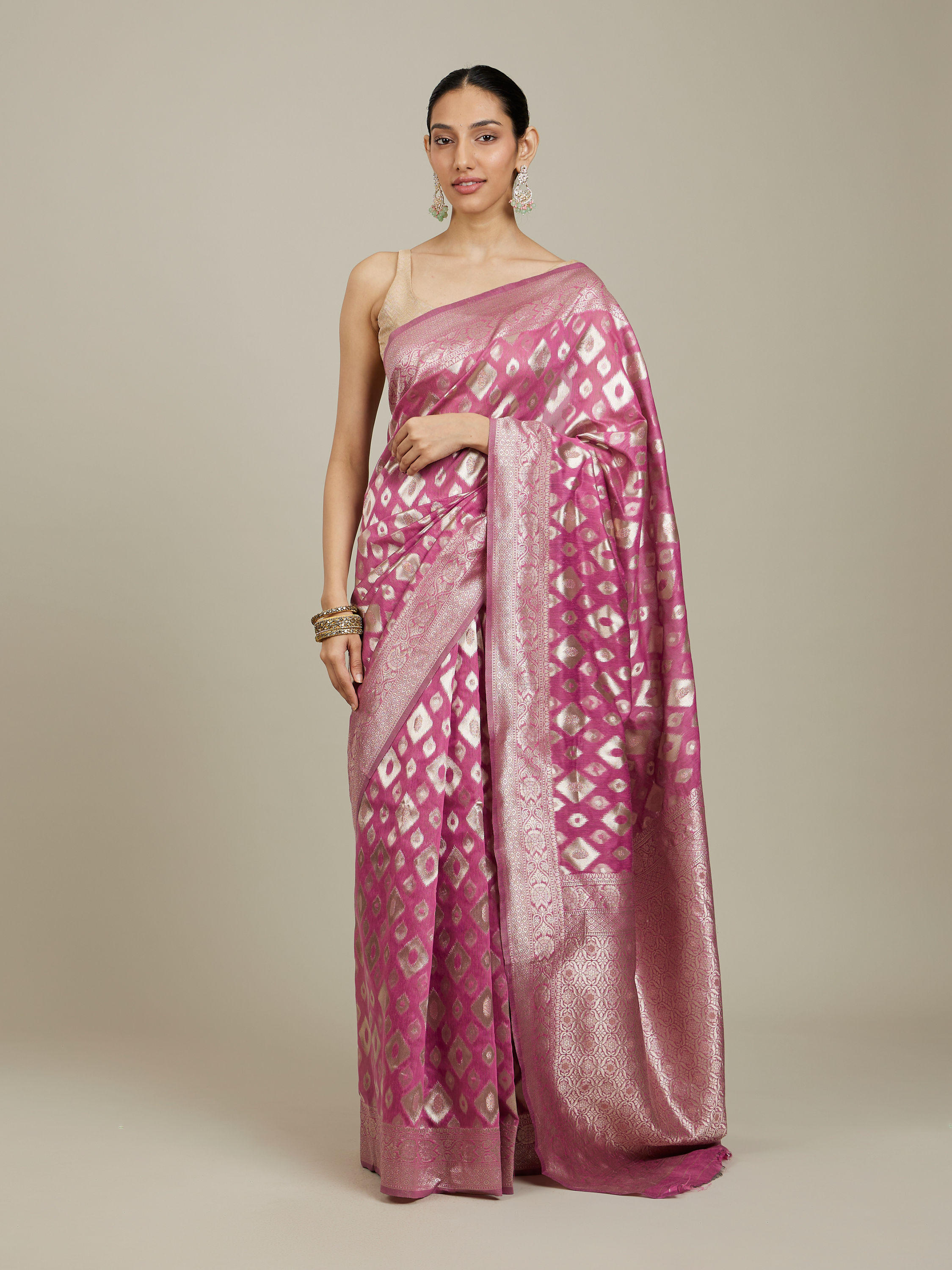 Mohey Women Purple Ikat Diamond Patterned Saree