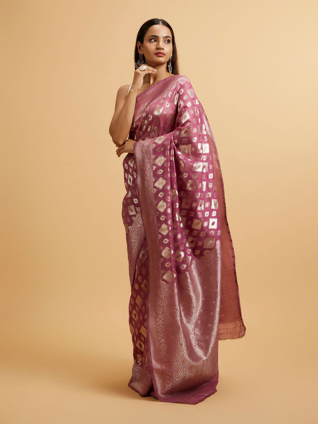 alt message - Mohey Women Purple Ikat Diamond Patterned Saree image number 2