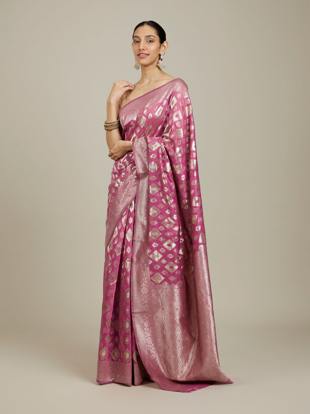 Mohey Women Purple Ikat Diamond Patterned Saree