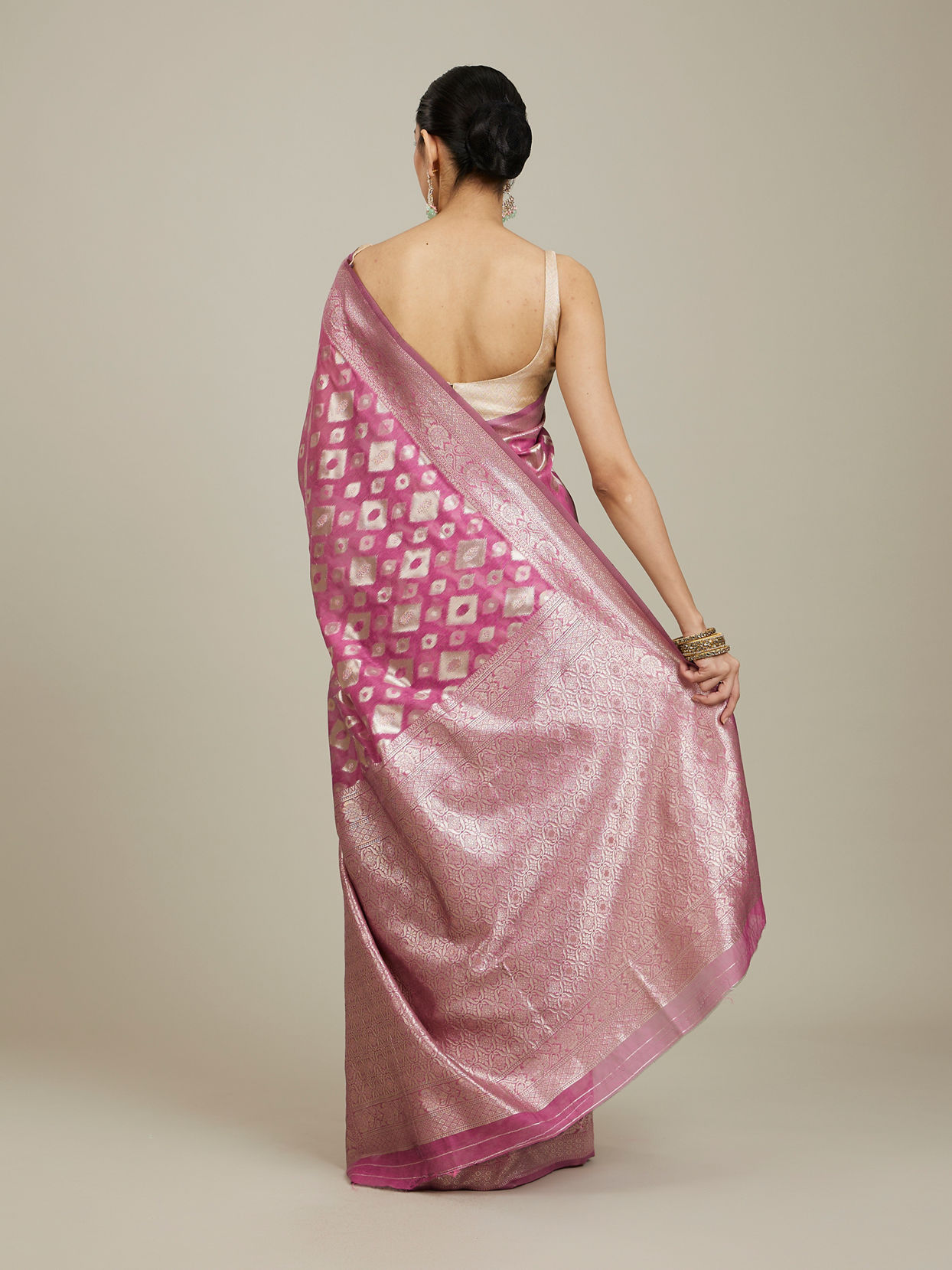 Mohey Women Purple Ikat Diamond Patterned Saree