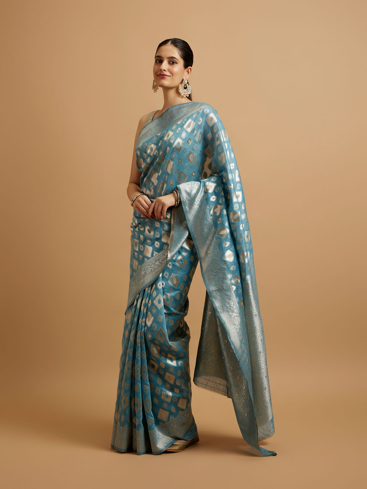 alt message - Mohey Women Light Blue Ikat Diamond Patterned Saree image number 2