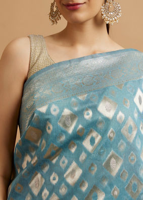 alt message - Mohey Women Light Blue Ikat Diamond Patterned Saree image number 3