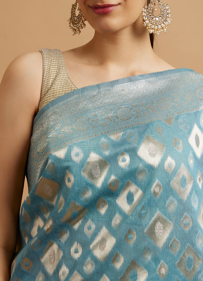 alt message - Mohey Women Light Blue Ikat Diamond Patterned Saree image number 3