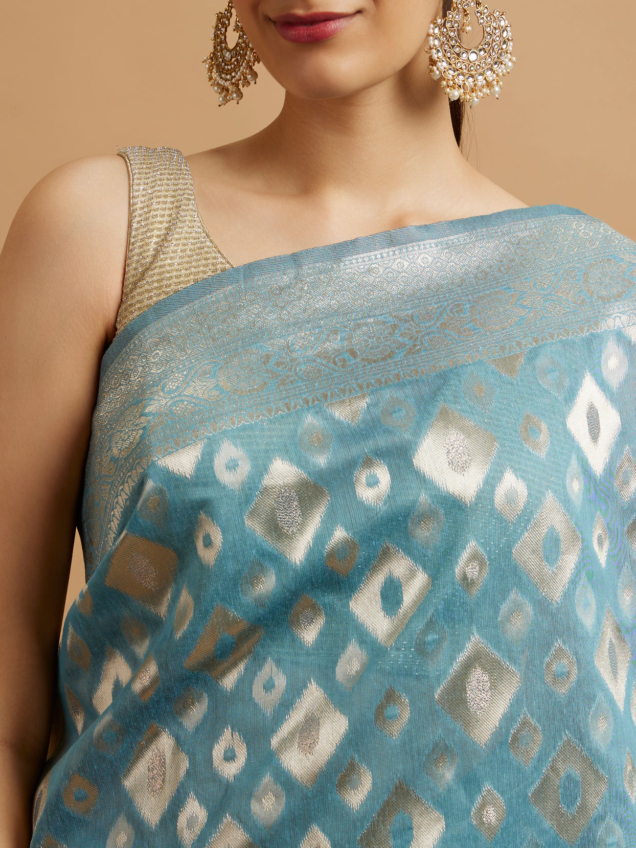 alt message - Mohey Women Light Blue Ikat Diamond Patterned Saree image number 3