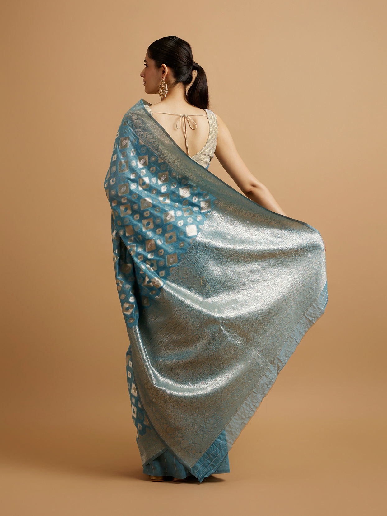 alt message - Mohey Women Light Blue Ikat Diamond Patterned Saree image number 4