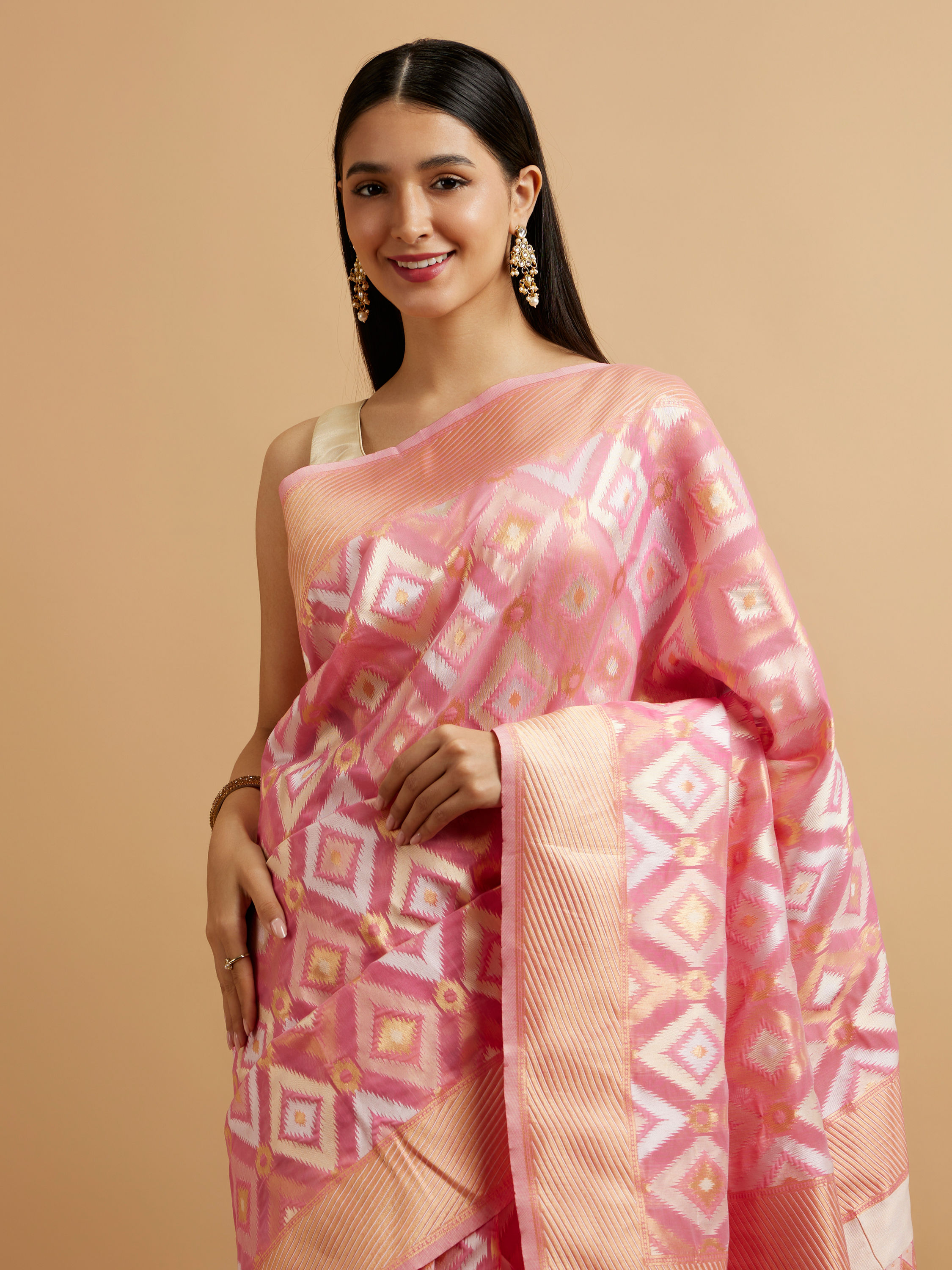 Mohey Women Pink Ikat Diamond Patterned Saree