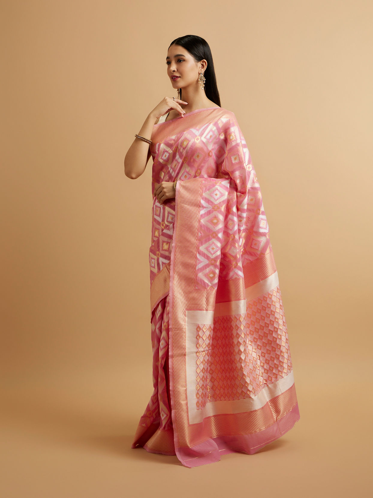 Mohey Women Pink Ikat Diamond Patterned Saree