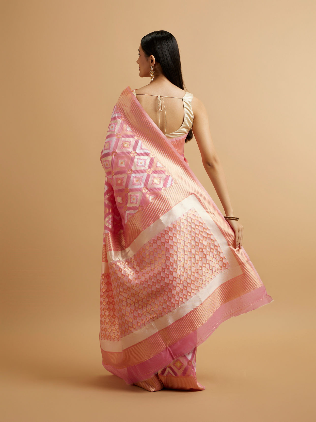 Mohey Women Pink Ikat Diamond Patterned Saree