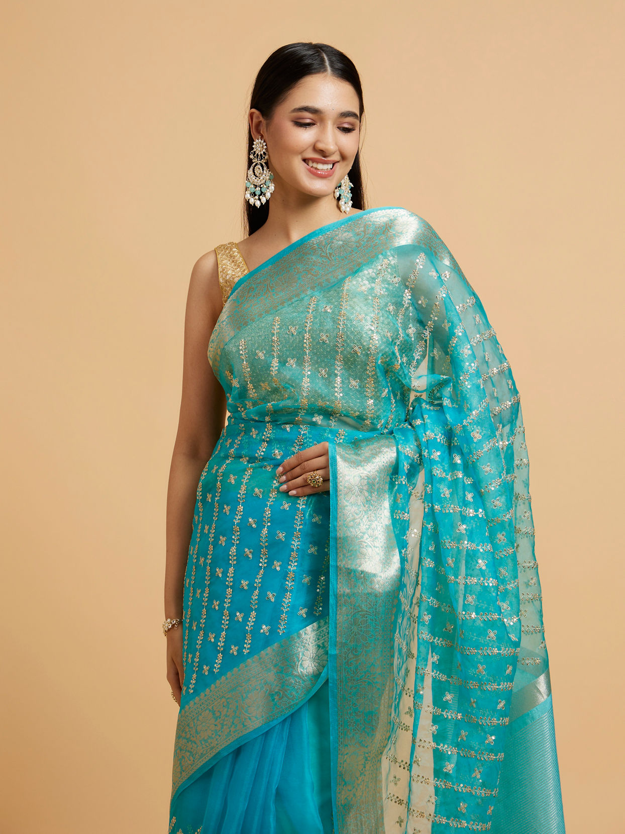 alt message - Mohey Women Elegant T.Blue Organza Saree image number 1