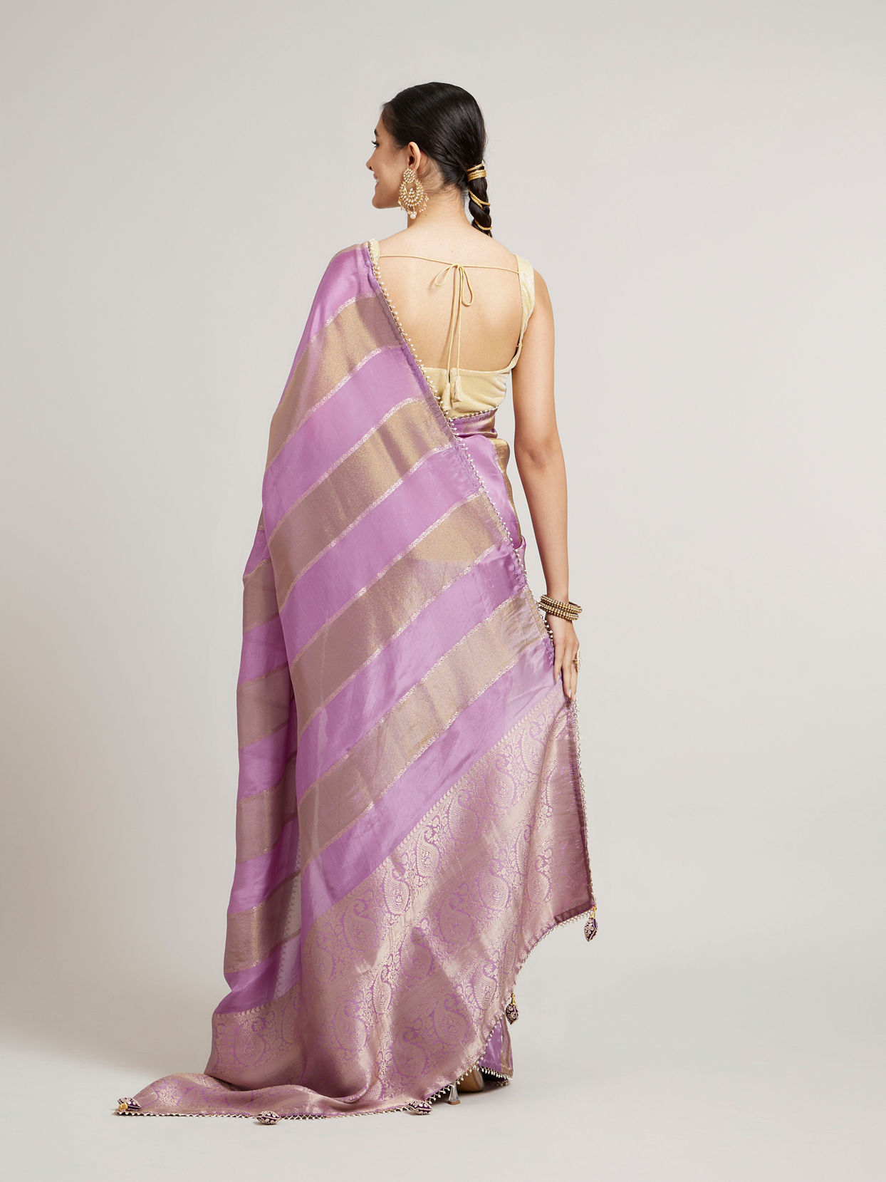 Mohey Women Orchid Purple Paisley & Bel Buti Patterned Saree with Pearl Border image number 4