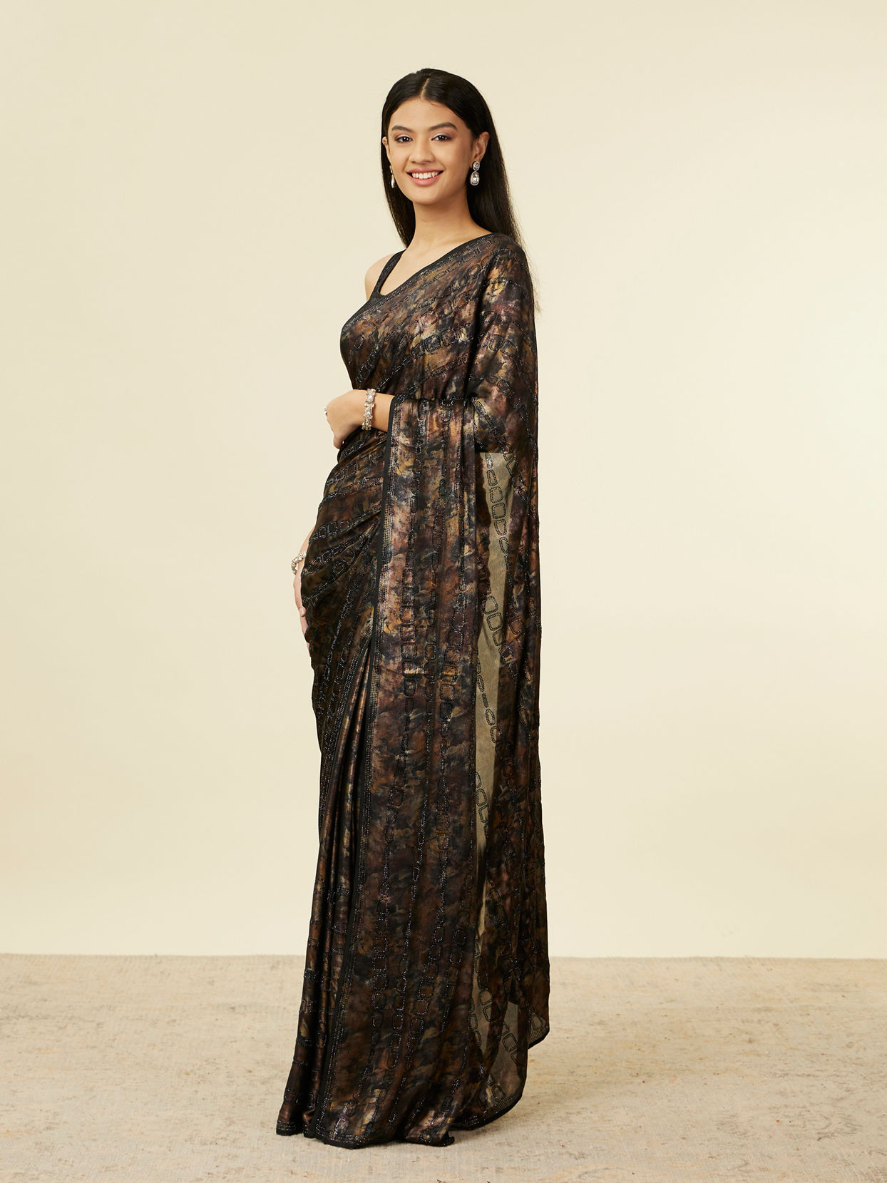 alt message - Mohey Women Kohl Black Jaal Patterned Stone Embellished Saree image number 3