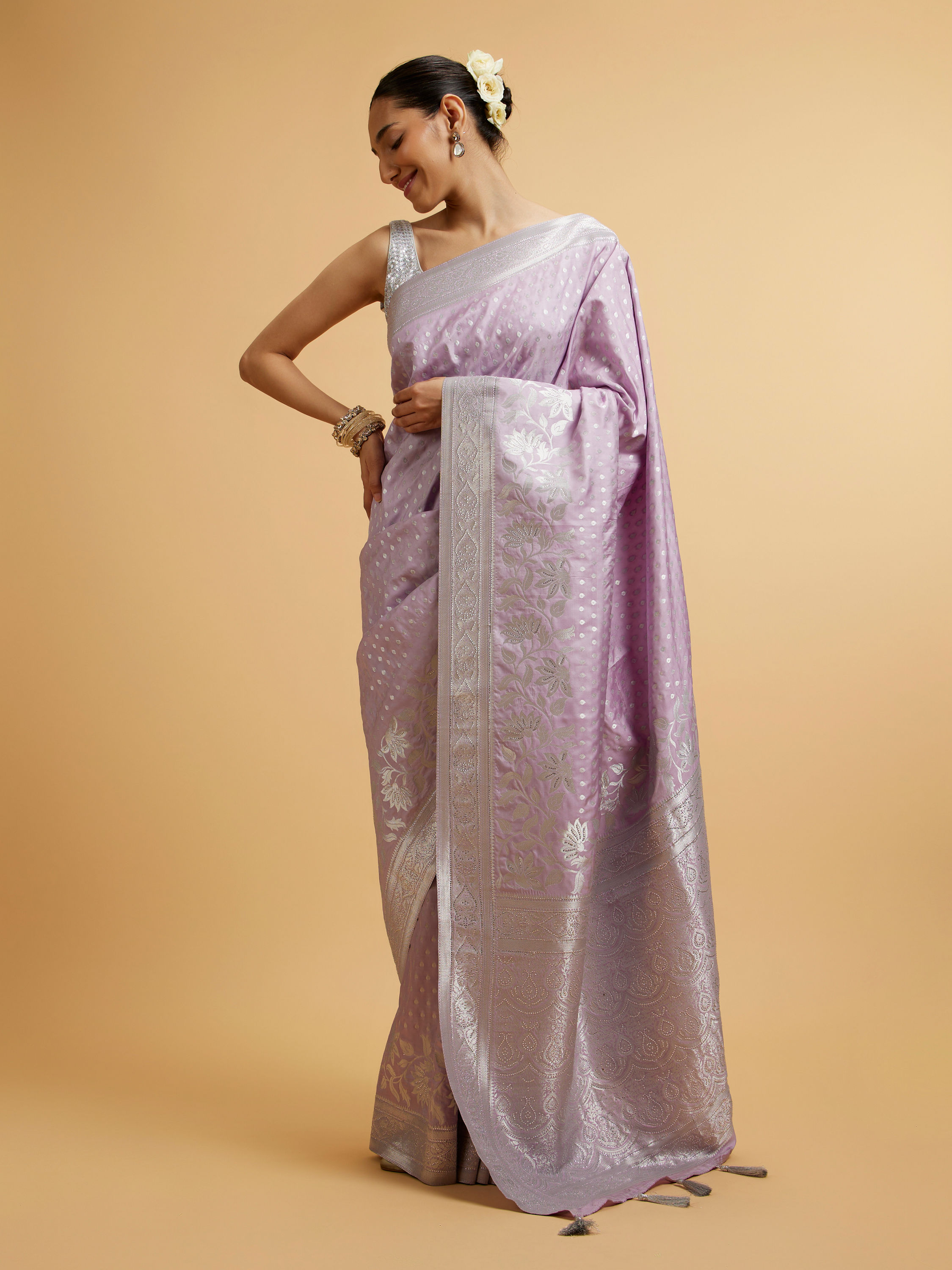Mohey Women Purple Buta Patterned Saree with Bel Buti Borders