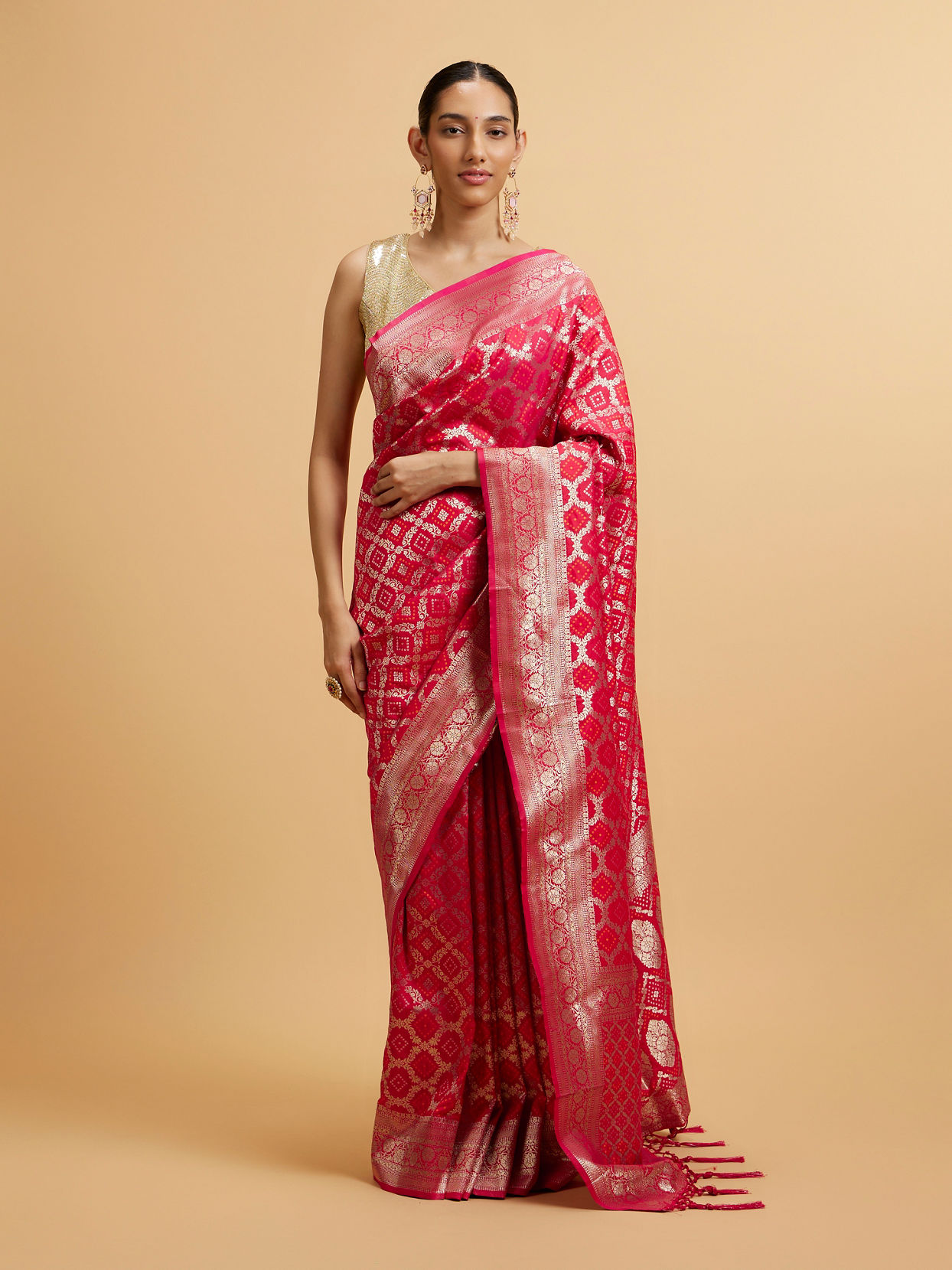 alt message - Mohey Women Rani Bandhani Print Jaal Patterned Saree image number 0