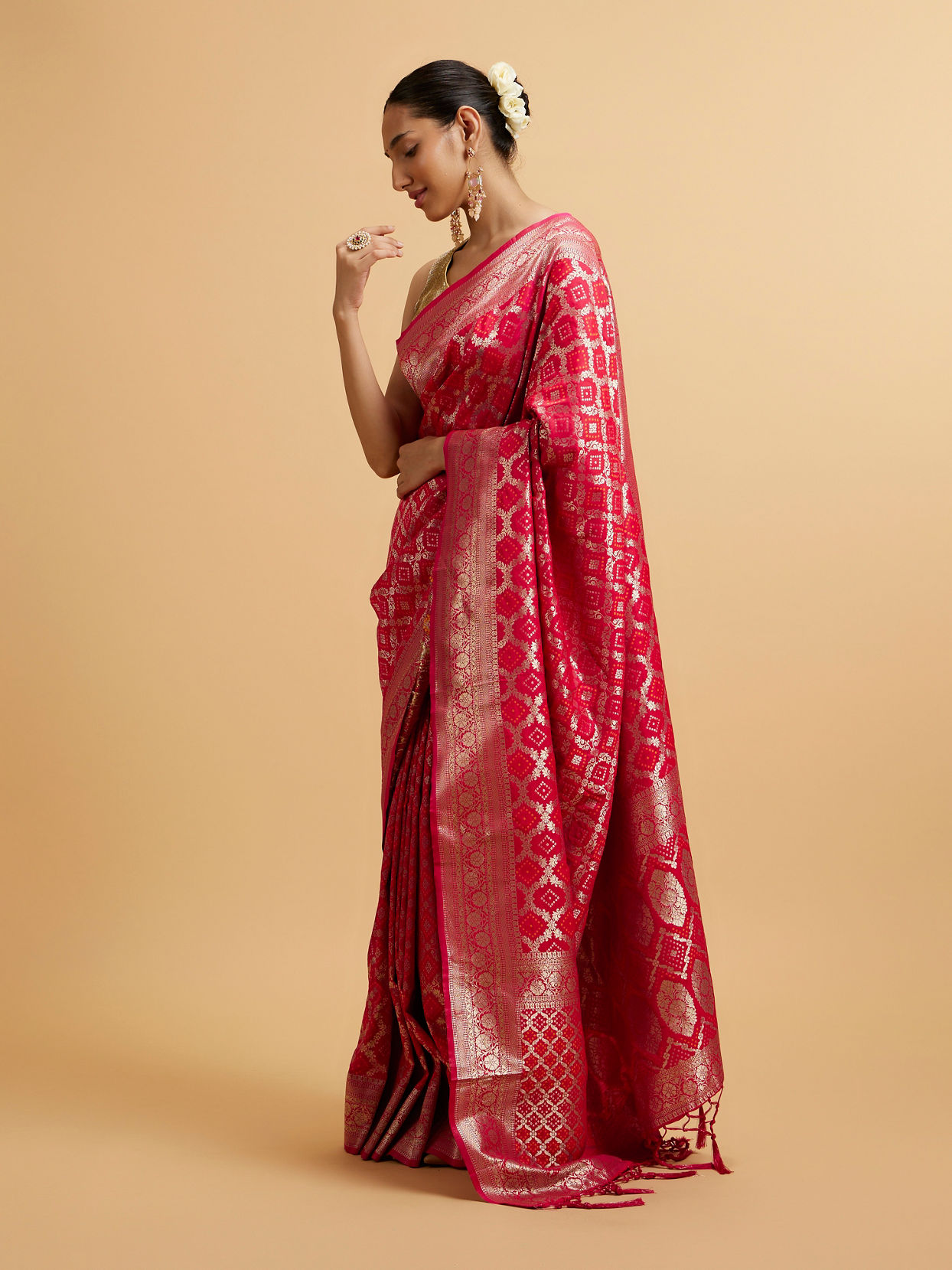 alt message - Mohey Women Rani Bandhani Print Jaal Patterned Saree image number 2