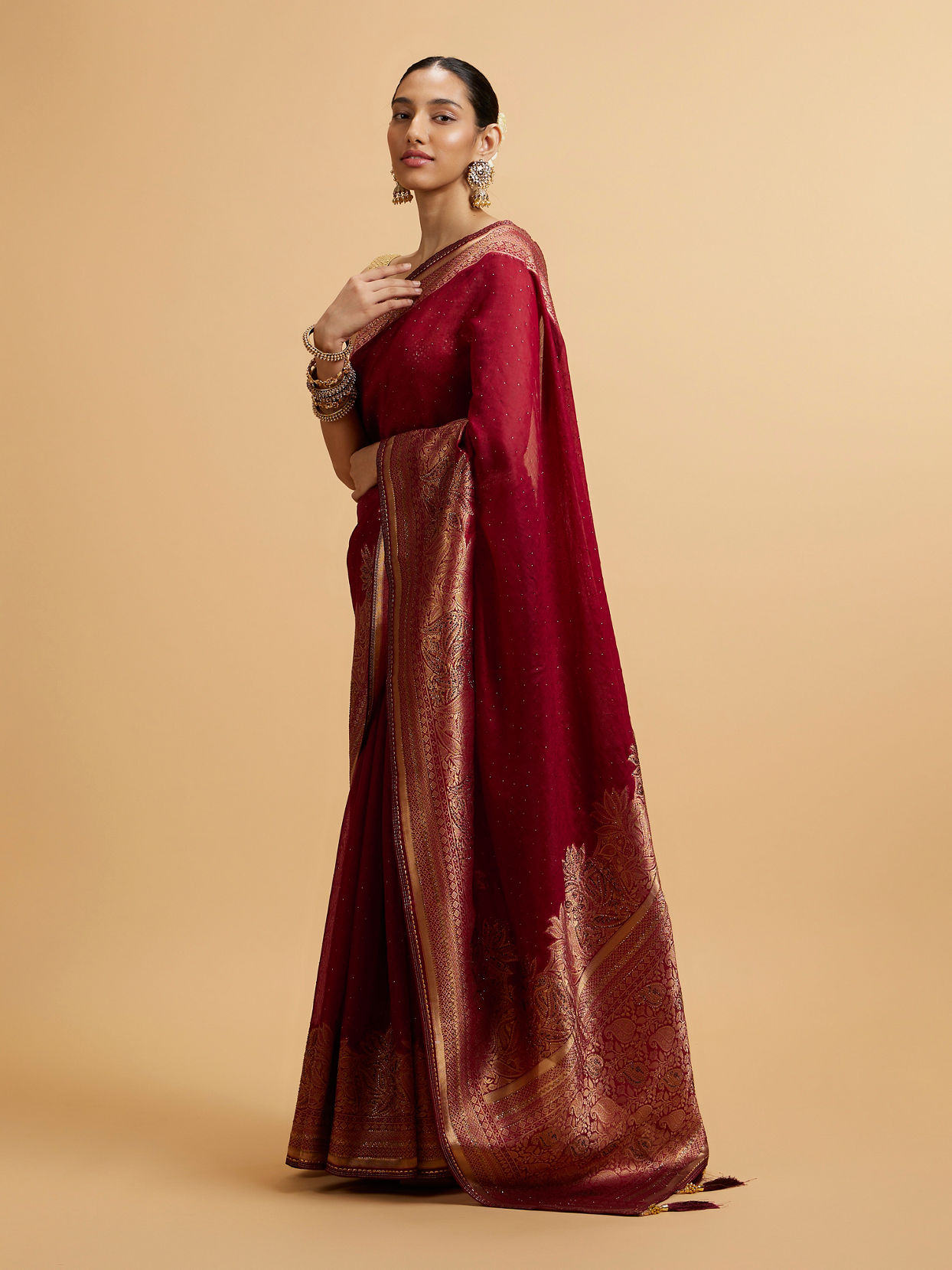 Mohey Women Wine Leaf and Floral Patterned Saree with Stone Work