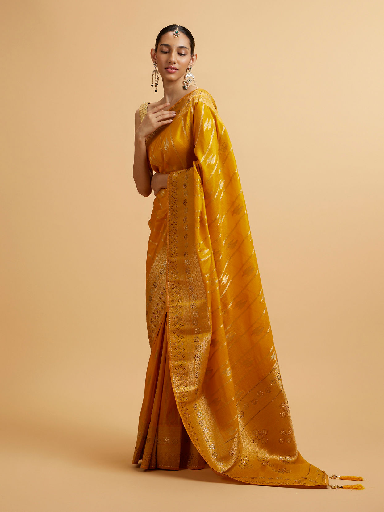 alt message - Mohey Women Mustard Yellow Leaf Patterned Saree with Stone Work image number 2