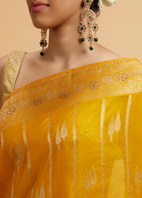 alt message - Mohey Women Mustard Yellow Leaf Patterned Saree with Stone Work image number 3