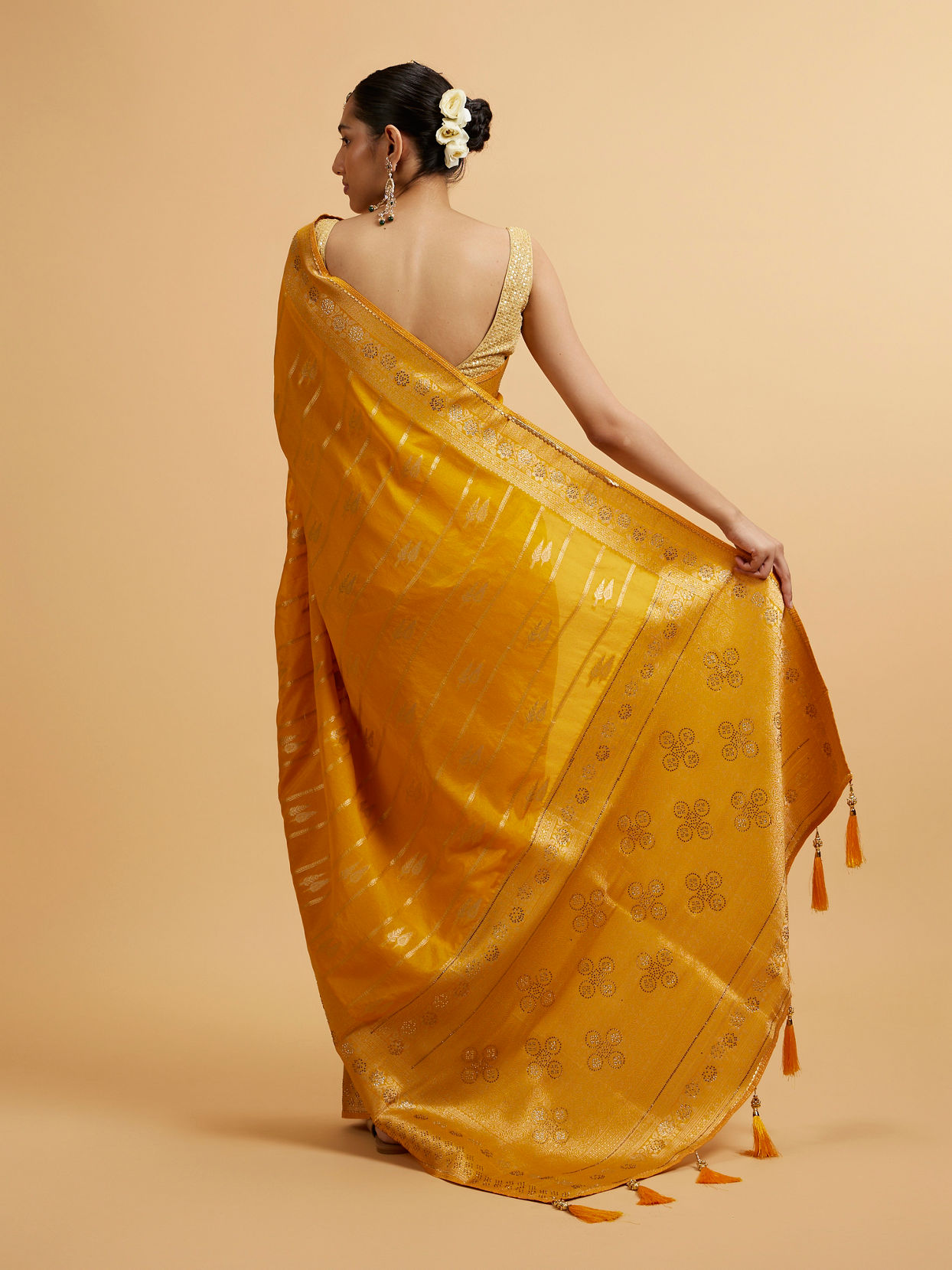 alt message - Mohey Women Mustard Yellow Leaf Patterned Saree with Stone Work image number 4