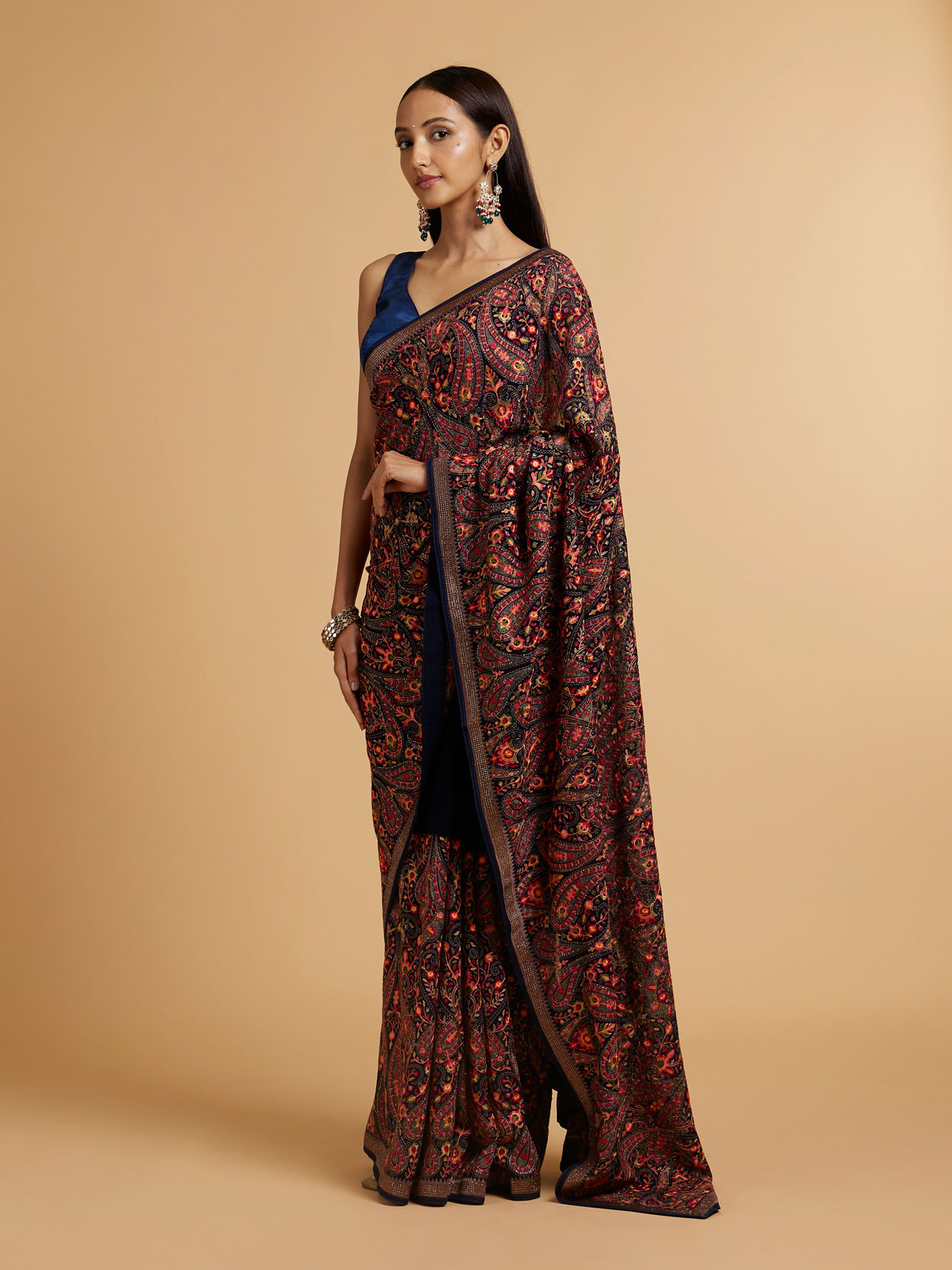 alt message - Mohey Women Dark Blue Paisley Embroidered Saree image number 2