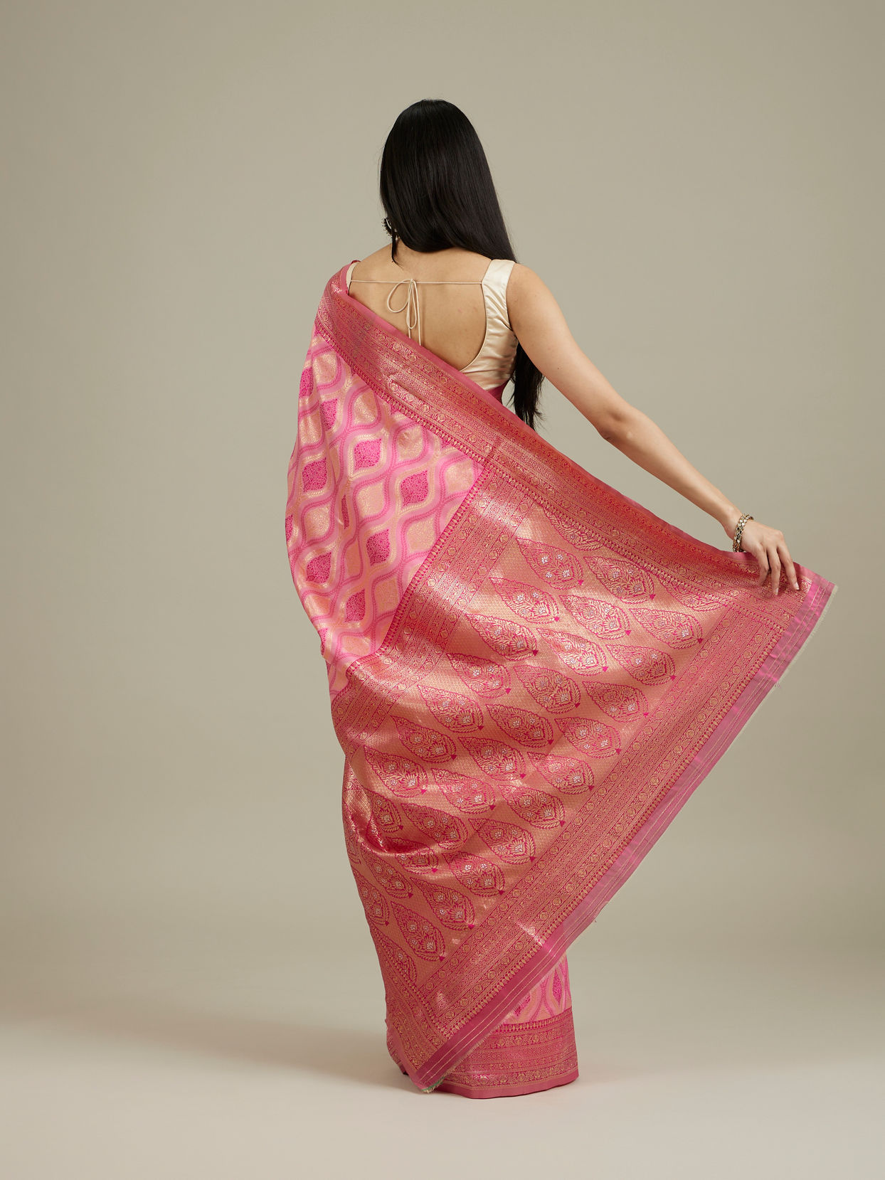 Mohey Women Pink Elegance Saree