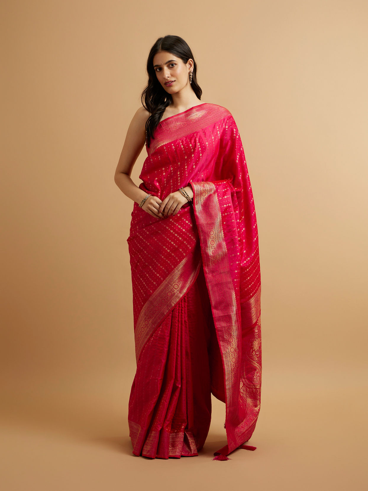 alt message - Mohey Women Rani Pink Floral Buta Patterned Saree image number 0