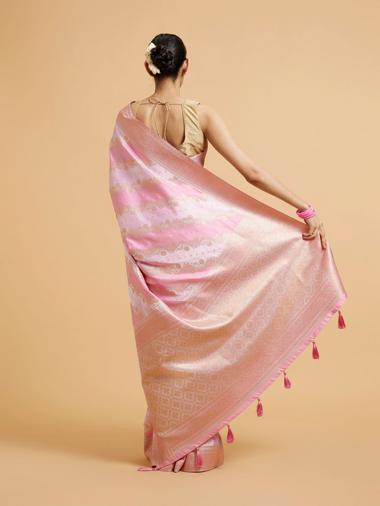 alt message - Mohey Women Radiant Pink Celebration Saree image number 4