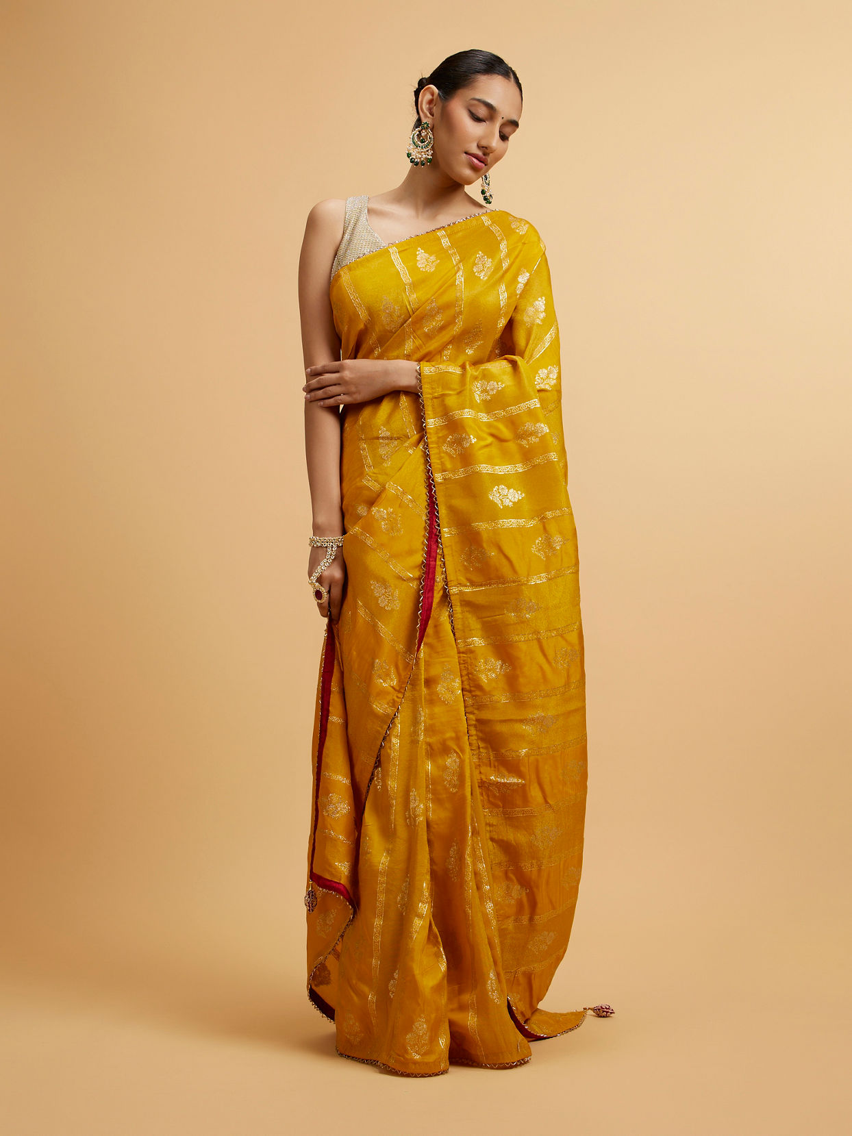 alt message - Mohey Women Mustard Yellow Floral Buta Patterned Saree image number 0