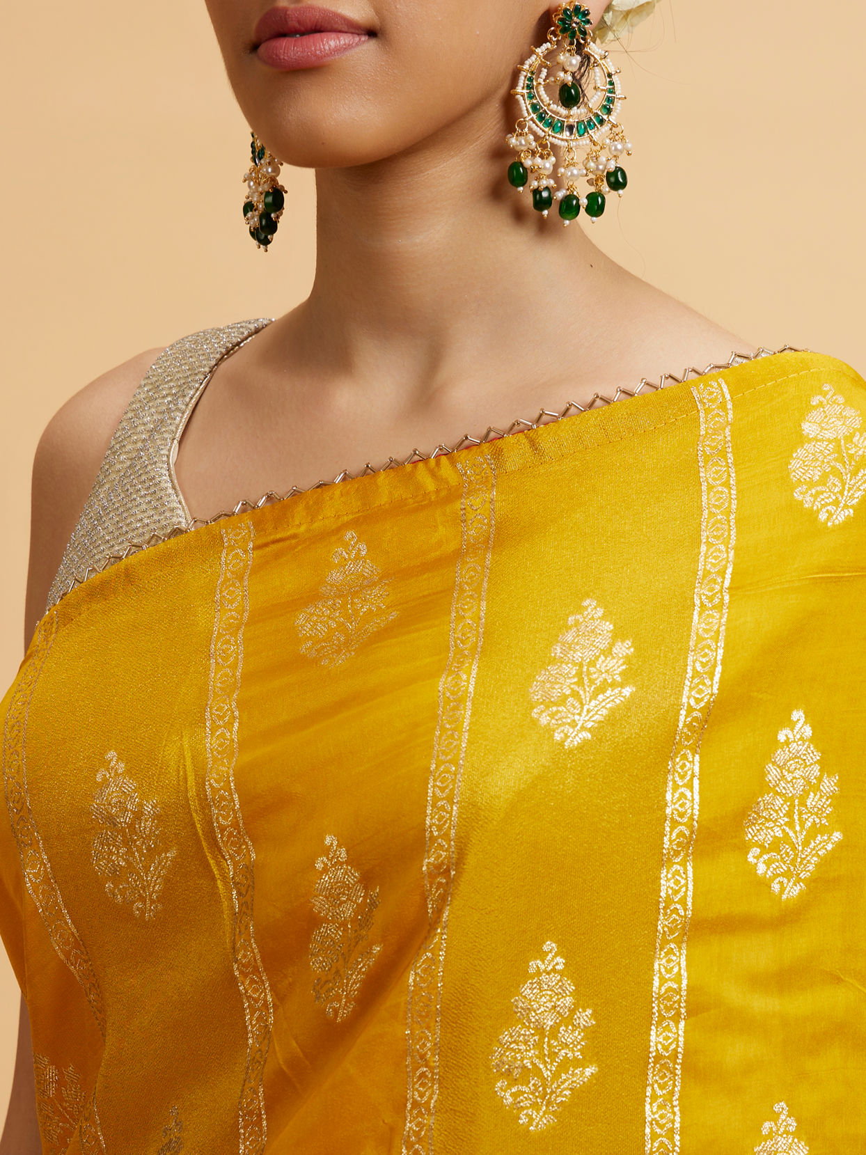 alt message - Mohey Women Mustard Yellow Floral Buta Patterned Saree image number 3