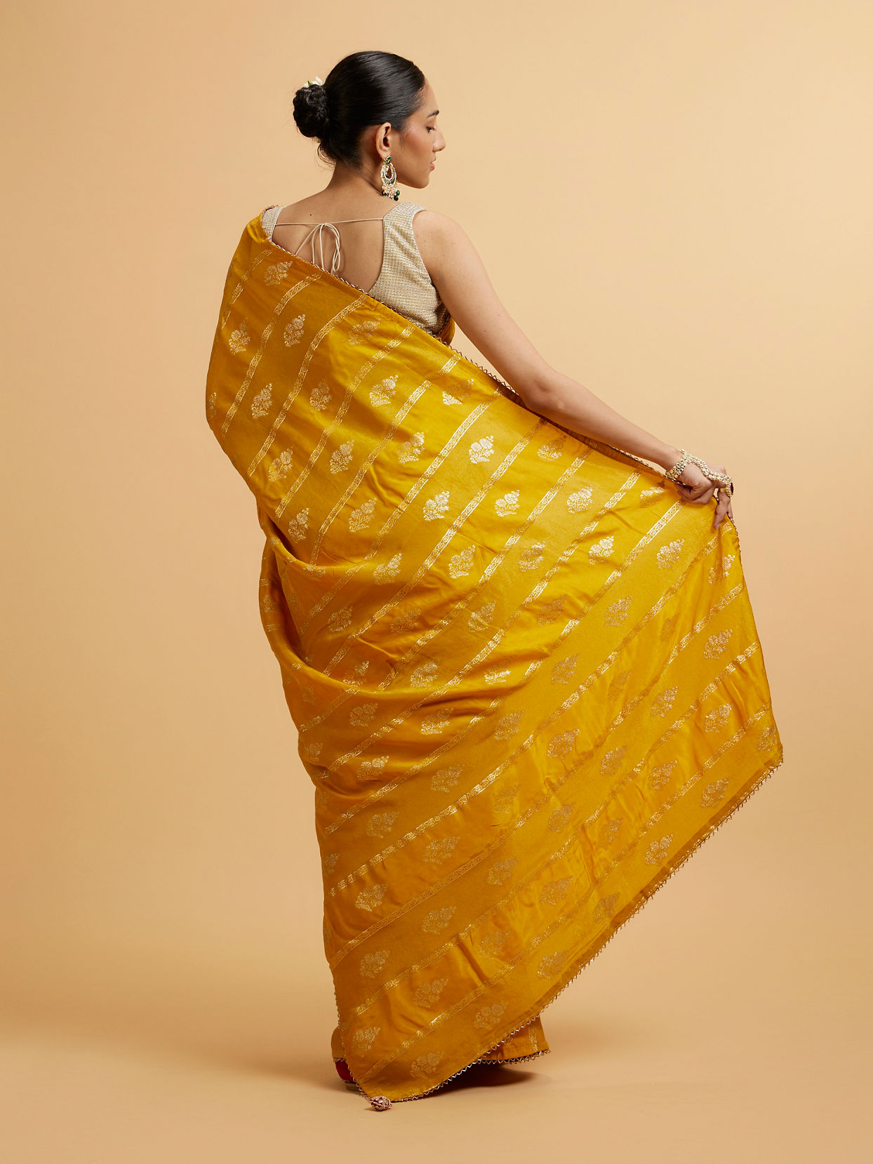 alt message - Mohey Women Mustard Yellow Floral Buta Patterned Saree image number 4