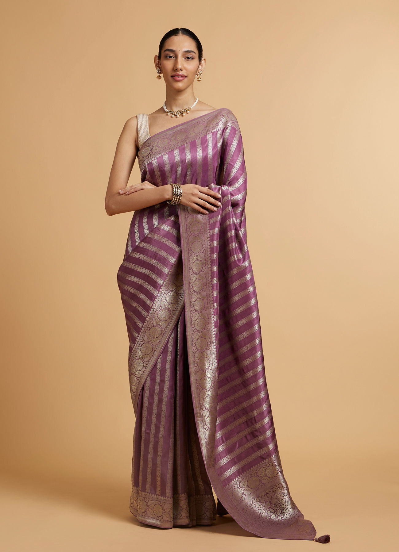 Mohey Women Dark Purple Floral Patterned Saree