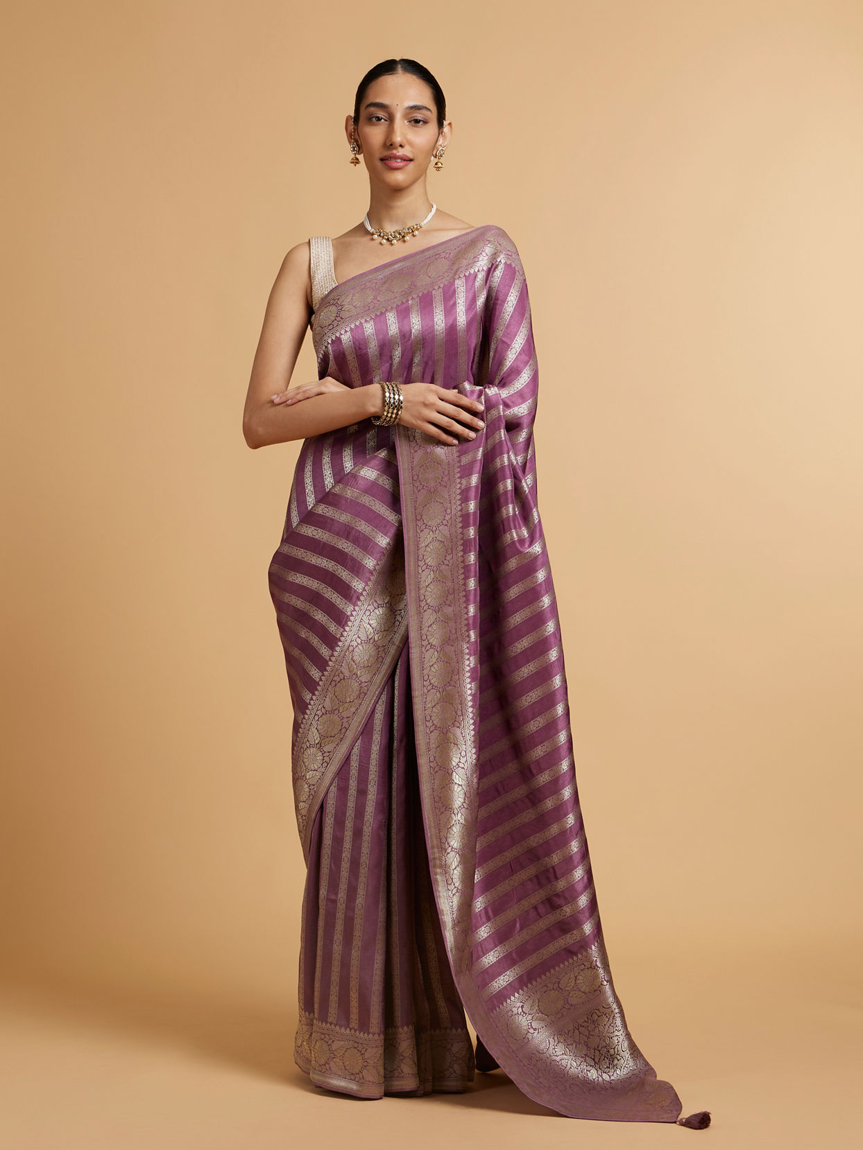 alt message - Mohey Women Dark Purple Floral Patterned Saree image number 0