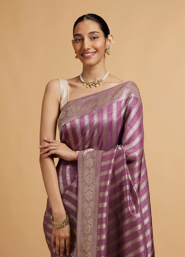 alt message - Mohey Women Dark Purple Floral Patterned Saree image number 1