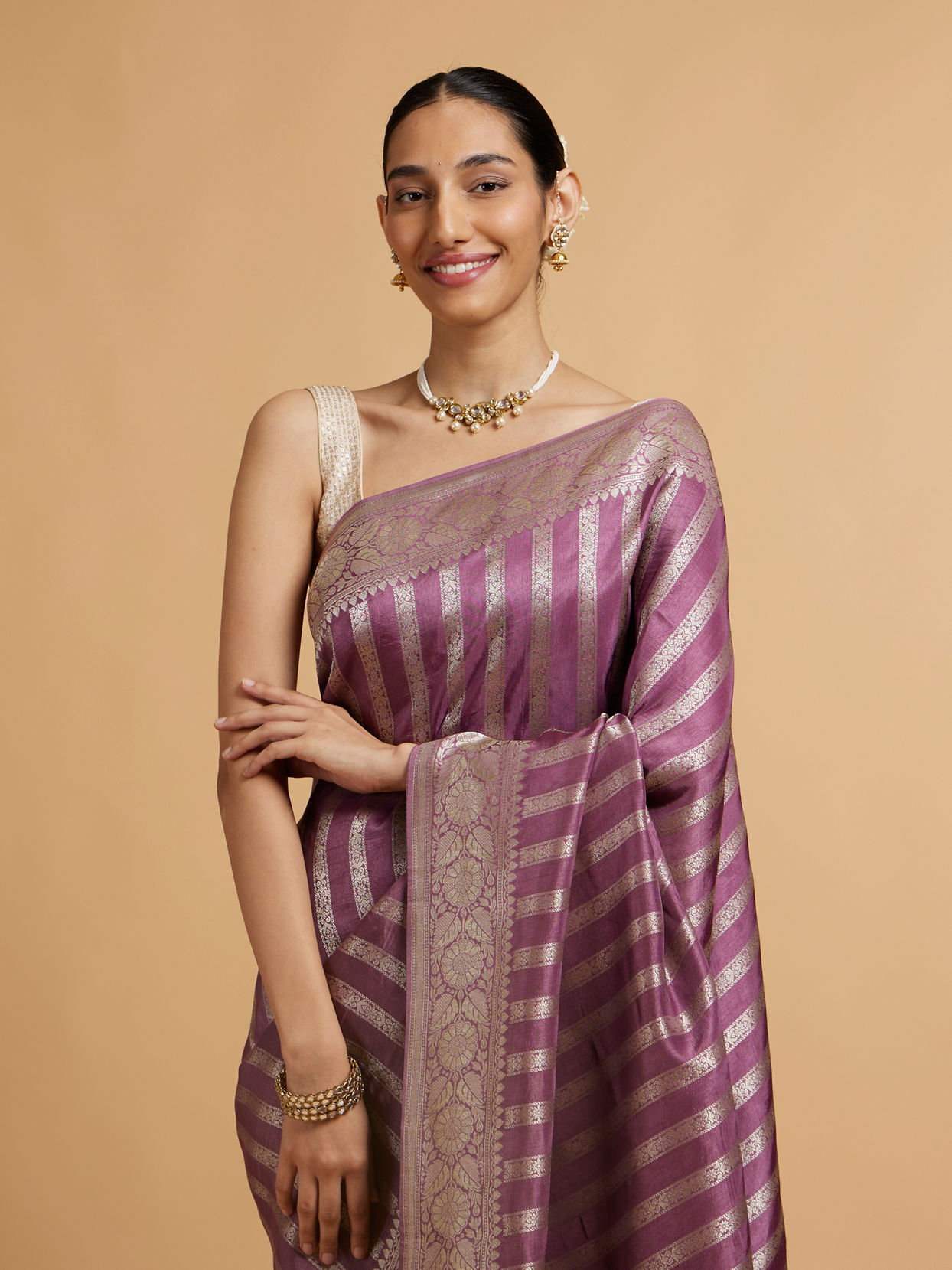 alt message - Mohey Women Dark Purple Floral Patterned Saree image number 1