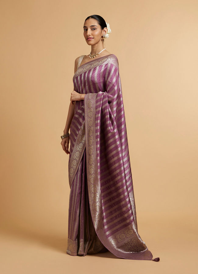 alt message - Mohey Women Dark Purple Floral Patterned Saree image number 2