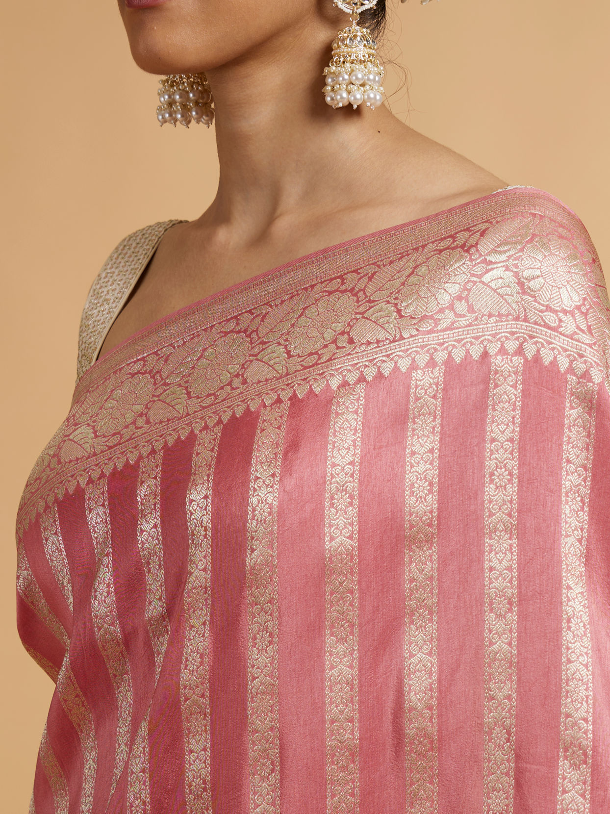 alt message - Mohey Women Rose Pink Floral Patterned Saree image number 3