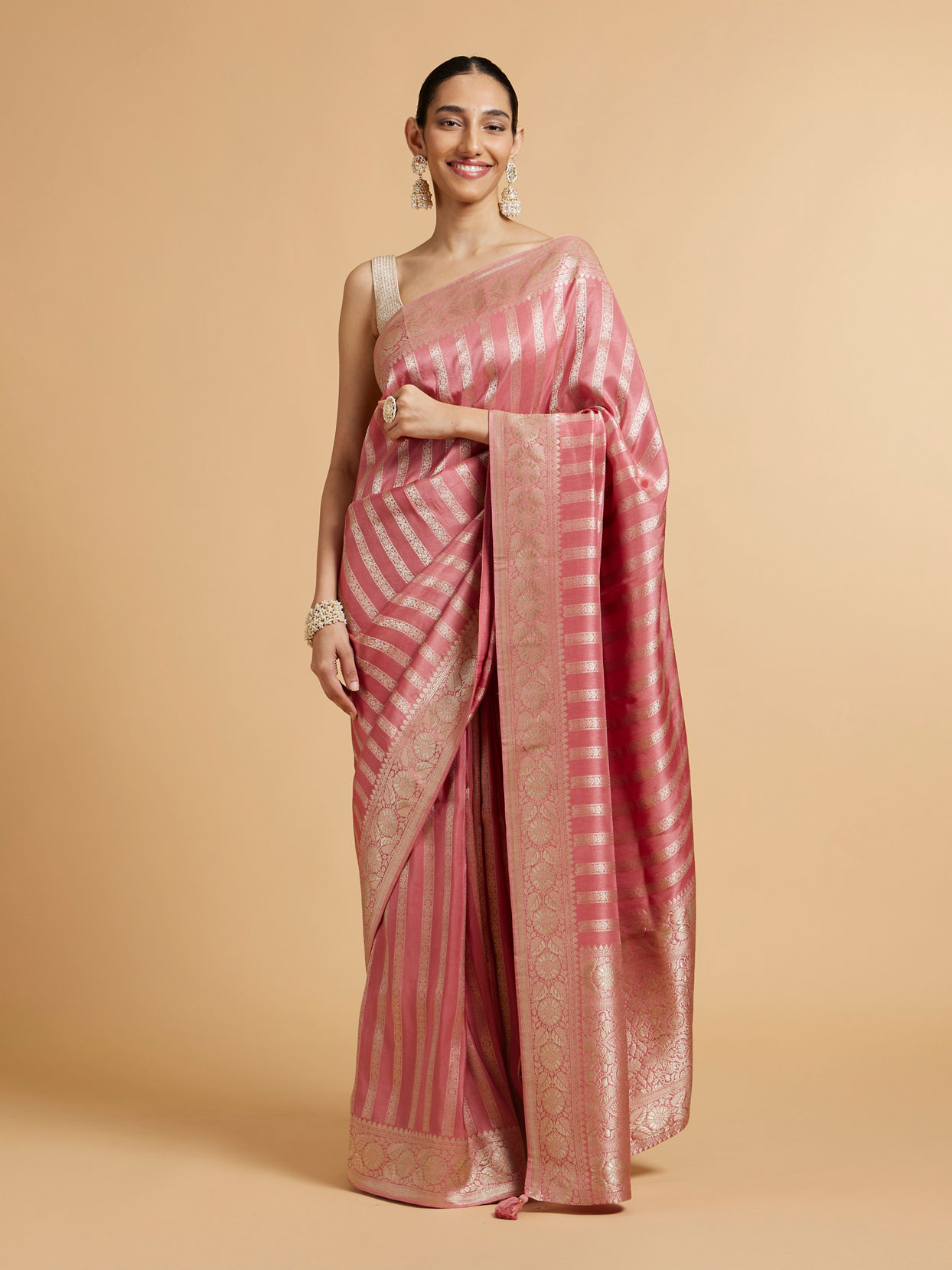 alt message - Mohey Women Rose Pink Floral Patterned Saree image number 0