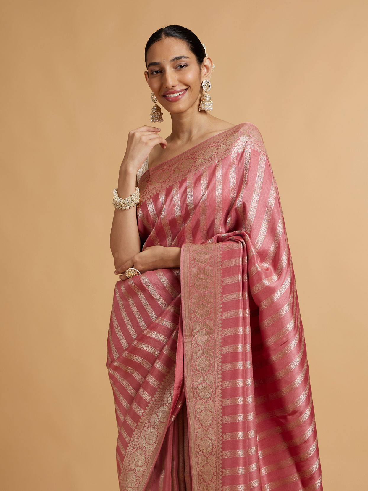 alt message - Mohey Women Rose Pink Floral Patterned Saree image number 1